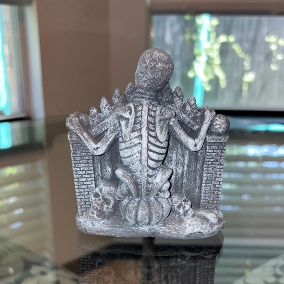 🆕Gothic Skull and Crow Cemetery Figurine - Picture 6 of 8